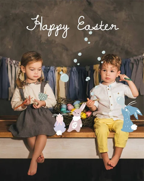 Crianças elegantes com cesta de ovos de Páscoa na frente de guirlanda rústica, letras de Páscoa felizes e colagem de coelhos — Fotografia de Stock