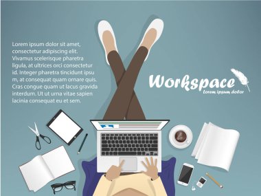 İşyerinde kadın dizüstü bilgisayar ile