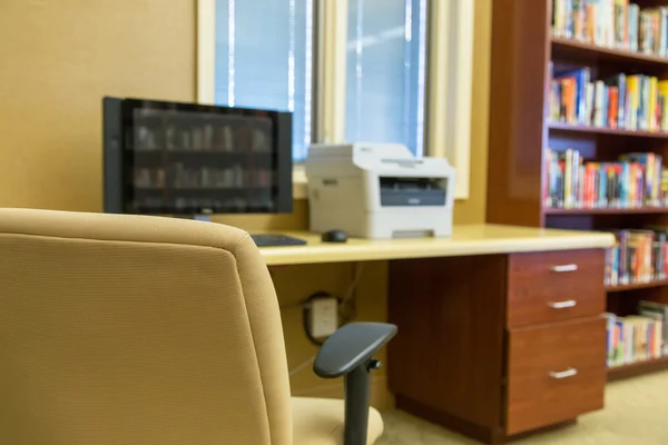 Espaço de trabalho secretária computador — Fotografia de Stock