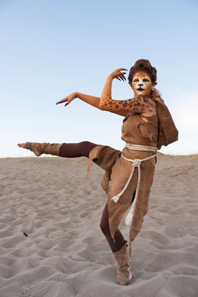 Cheetah woman dances in desert — Stock Photo, Image