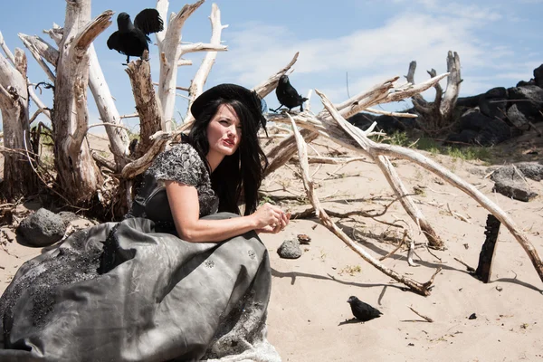 Crow woman in desert — Stock Photo, Image