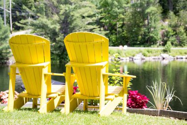 Bir görünümü ile sarı Muskoka sandalye 