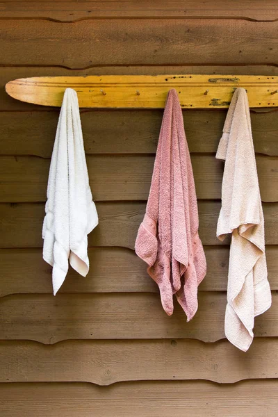 Rack de toalha de esqui aquático na casa de campo — Fotografia de Stock