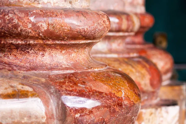Säulen aus rosa Granit in cuenca ecuador — Stockfoto