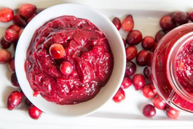 üzerinden doğrudan yukarıdaki kızılcık sosu