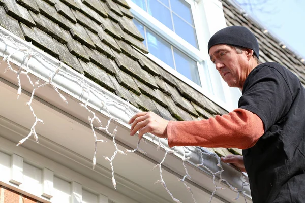 Instalación de las luces exteriores de Navidad Fotos de stock libres de derechos