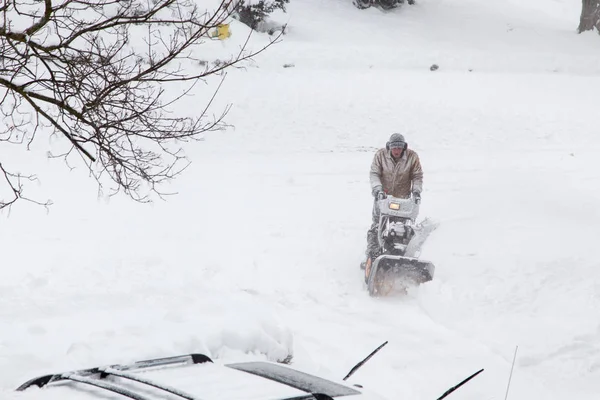 Despejando nieve en la unidad — Foto de Stock