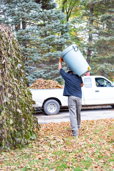 Yard clean up carrying trash can — Stock Photo, Image
