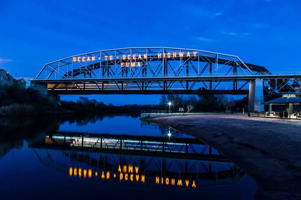 Синій океан океані мосту з відображенням — стокове фото