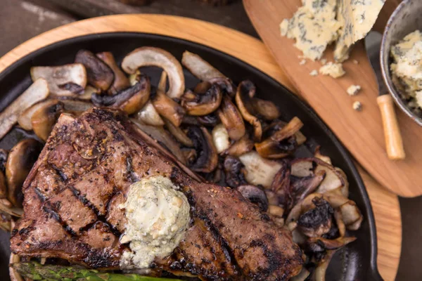 BBQ steak on cast iron from above — Stock Photo, Image