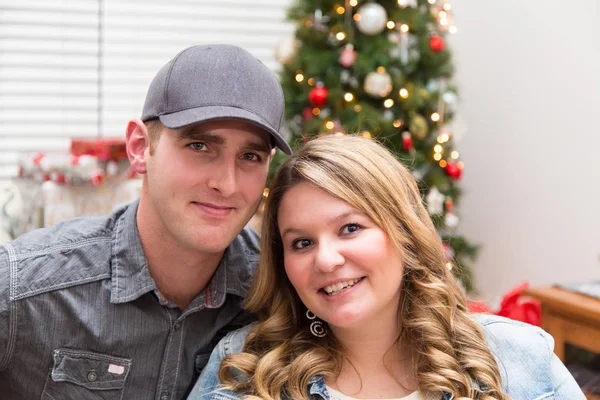 Young millennial couple at Christmas — Stock Photo, Image