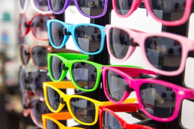 Eğlenceli renkli güneş gözlüğü gösterisi.