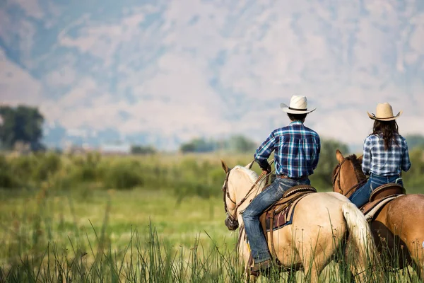 Couple Horseback Riding Overlooking Wide Open Field Mountains Utah Wilderness — Stock Photo, Image