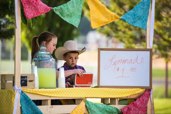 Deux Enfants Attente Clients Comptent Leurs Profits Leur Stand Limonade — Photo