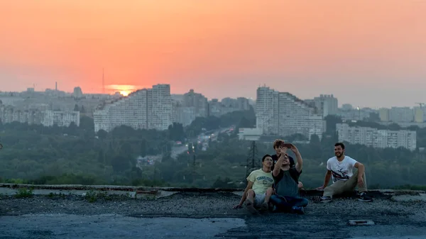 Bir selfie bir terk binasının üstüne alan insanlar 