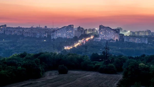 Chisinau, Mołdawia. Do bram miasta o zachodzie słońca na lipiec — Zdjęcie stockowe