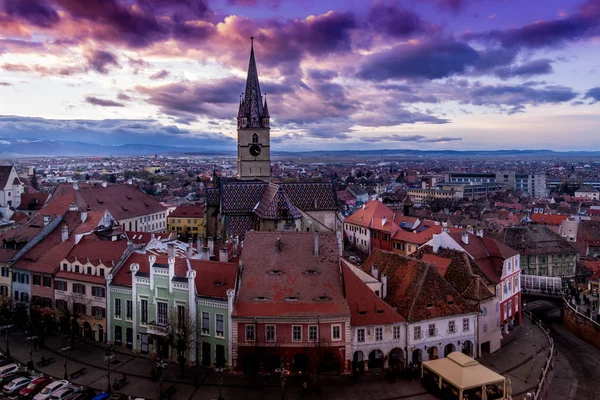 Huet 广场的福音派教会在日落在 Sibiu, 罗马尼亚 — 图库照片