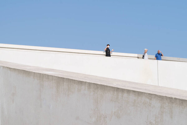 Народы, фотографирующие на фоне музея Моэсгор в Орхусе
