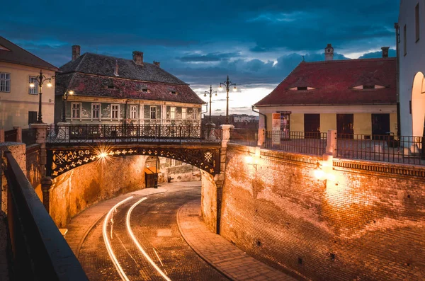 A Ponte das Mentiras no crepúsculo em Sibiu, Romênia, em março de 2016 — Fotografia de Stock