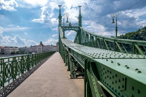 Liberty Bridge i Budapest på September 2017 — Stockfoto