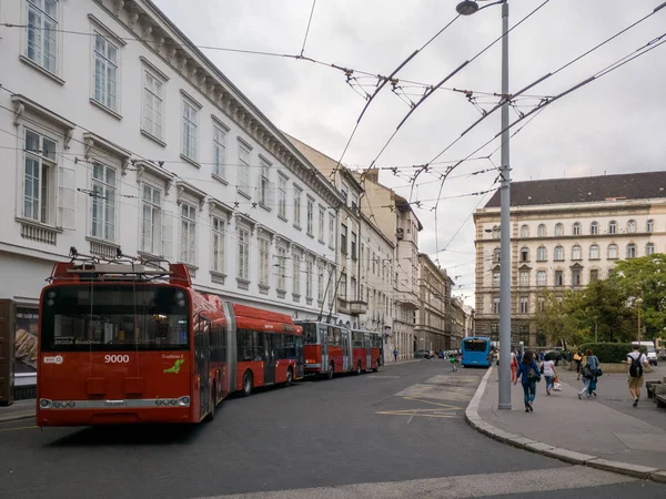 Günstigster öffentlicher Nahverkehr. Rote Busse in Ungarn. September 2017 — Stockfoto