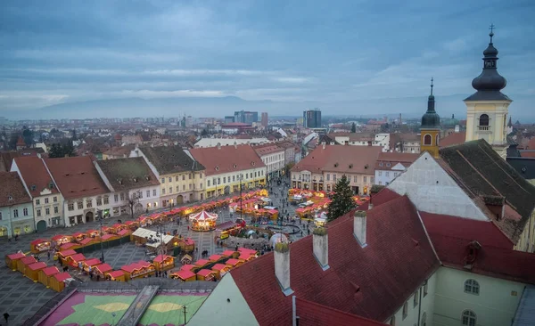 2017 Christmas market in Sibiu main square, Transylvania, Romani — Stock Photo, Image