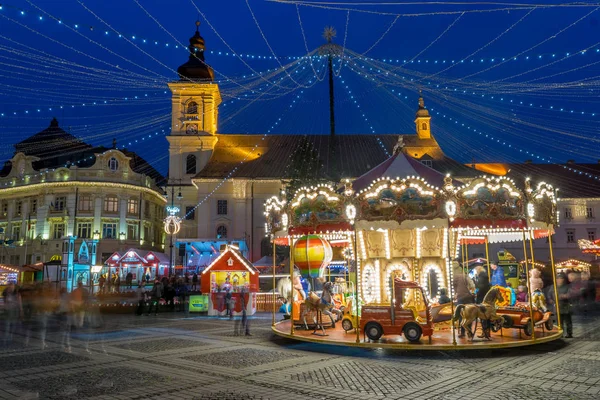 Mercado de Navidad 2017 en la plaza principal de Sibiu, Transilvania, Romani — Foto de Stock