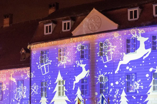 Mercado de Navidad Sibiu 2017 y luces de decoración, Transilvania , — Foto de Stock