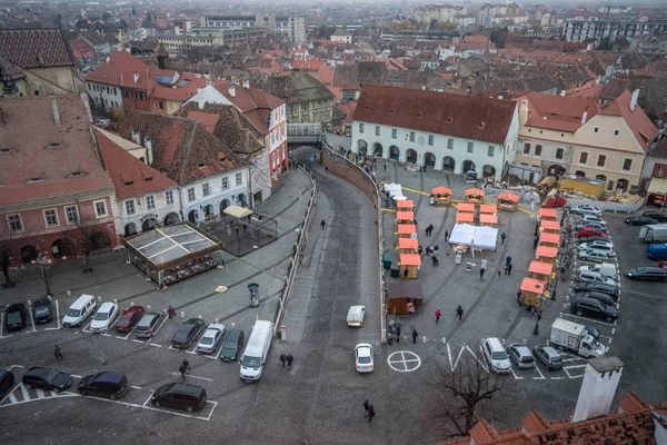 2017 Sibiu pequeña plaza con mercado de alimentos de la calle de Navidad en el — Foto de Stock