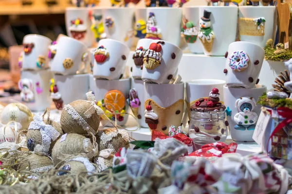 17 Kasım tarihinde Sibiu Noel markette satılan Hediyelik fincanlar