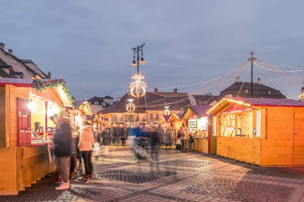 Mercado de Navidad 2017 en la plaza principal de Sibiu, Transilvania, Romani — Foto de Stock