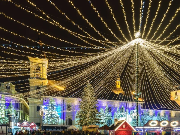 Mercado de Navidad 2017 en la plaza principal de Sibiu, Transilvania, Romani —  Fotos de Stock