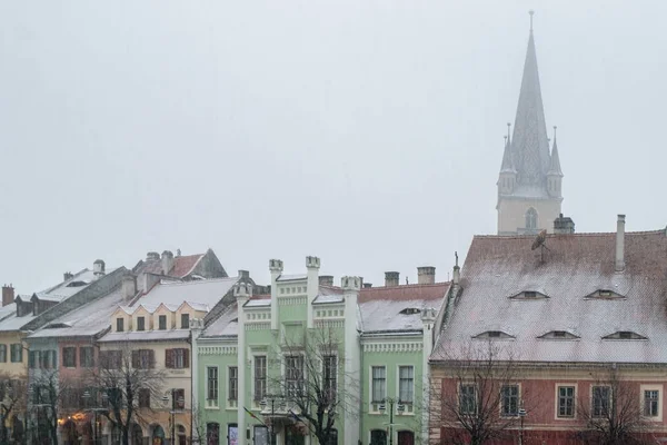 Sibiu, Rumania - 27 de noviembre de 2017: Primera nieve en Sibiu, Rumania , — Foto de Stock