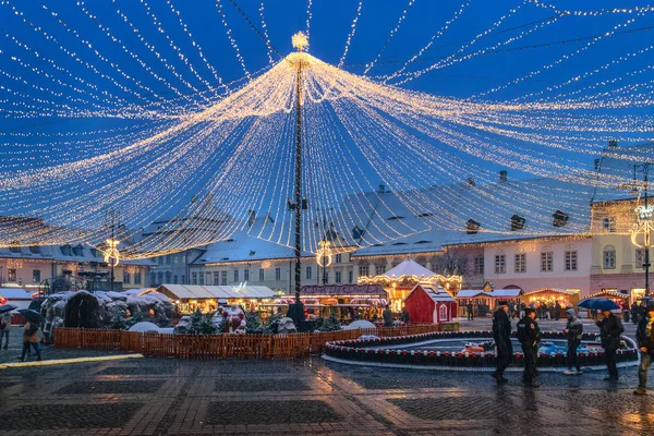 Sibiu, Rumania - 27 de noviembre de 2017: Mercado de Navidad en Sibiu ma — Foto de Stock