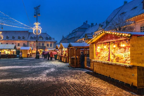 Sibiu, Rumania - 27 de noviembre de 2017: Mercado de Navidad en Sibiu ma — Foto de Stock