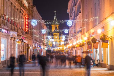 Timisoara, Romanya 17 Aralık 2015: tanımlanamayan insanlar Timisoara Merkezi yakınındaki Noel pazarı
