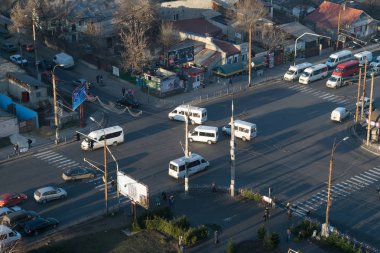 Kişinev, Moldova 21 Aralık 2015: Minibüs, toplu taşıma modu, gece karanlığında Chisinau sokakta geçiyorlar.