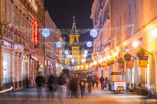 Timisoara, Rumänien 17. Dezember 2015: Unbekannte spazieren im Zentrum von timisoara, in der Nähe des Weihnachtsmarktes — Stockfoto