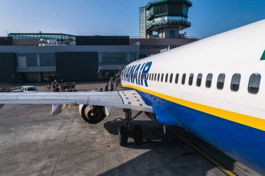 Bologna, İtalya Şubat 2016: Bologna, İtalya için Ryanair uçak yolcu yolcu