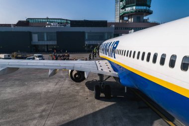 Bologna, İtalya Şubat 2016: Bologna, İtalya için Ryanair uçak yolcu yolcu