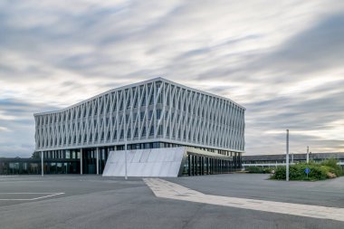 Viborg, Danimarka - 18 Ağustos 2016: Belediye Binası Viborg, Danimarka. Henning Larsen Uluslararası Mimarlık Bürosu tarafından tasarlanmıştır