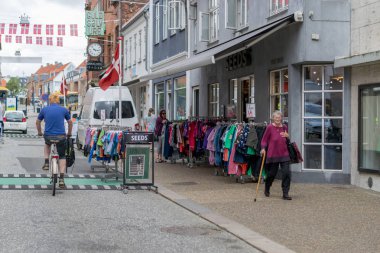 Viborg, Danimarka - 26 Ağustos 2016: Viborg, Danimarka için sokakta bir kimliği belirsiz bir kadın waks.