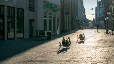 Viborg, Danimarka - 18 Eylül 2016: Erkekler yaslanmış bisiklet