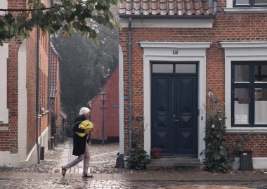 Viborg, Danimarka - 23 Eylül 2016: Viborg, Viborg Belediyesi ve bölge Midtjylland başkenti sokakta yürürken kimliği belirsiz bir kadın.