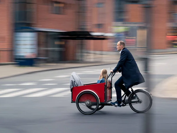 Viborg, Danimarka - 21 Eylül 2016: Viborg, Viborg Belediyesi ve bölge Midtjylland başkenti o kızı ile bir kargo bisiklet sürme bir kimliği belirsiz adam.