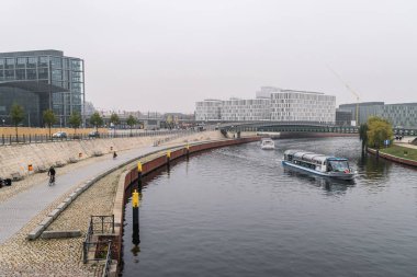 Berlin - 18 Ekim 2016: Berllin Hauptbahnhof alan bakış açısıyla Spree Nehri.