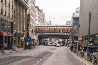 Berlin - 18 Ekim 2016: Friedrichstrasse İstasyonu, Berlin, Almanya, köprüde bir tren geçiyor