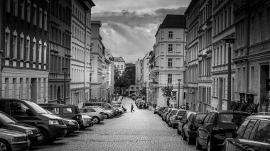 Berlin - 19 Ekim 2016: Bir adam Berlin sokakta karşıya