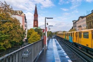 Berlin - 19 Ekim 2016: Metro Gorlitzer Bahnhof, Berlin, Almanya, gelen