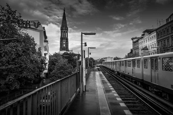 Berlin - 19 Ekim 2016: Metro Gorlitzer Bahnhof, Berlin, Almanya, gelen